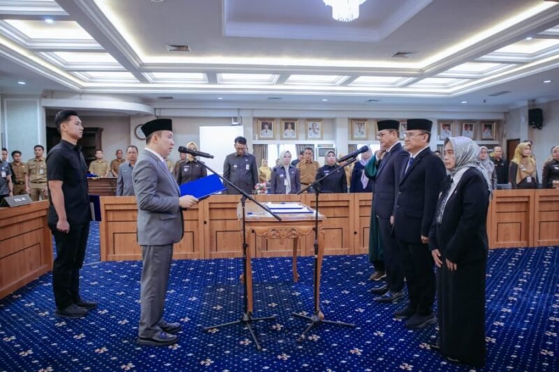 Sekretaris Daerah Provinsi (Sekdaprov) Lampung, Marindo Kurniawan, mewakili Gubernur Lampung melantik dan mengambil sumpah jabatan tiga pejabat di lingkungan Pemerintah Provinsi Lampung pada Senin (20/7/2026).