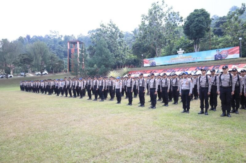– Ratusan siswa calon Bintara Polri berdiri dalam formasi upacara saat pembukaan pendidikan pembentukan di Sekolah Polisi Negara (SPN) Polda Banten