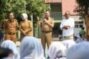 Abdul Harris Bobihoe menyampaikan arahan di hadapan para siswa baru saat membuka kegiatan Masa Pengenalan Lingkungan Sekolah di SMAN 10 Bekasi