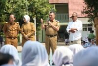 Abdul Harris Bobihoe menyampaikan arahan di hadapan para siswa baru saat membuka kegiatan Masa Pengenalan Lingkungan Sekolah di SMAN 10 Bekasi
