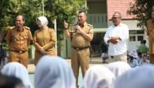 Abdul Harris Bobihoe menyampaikan arahan di hadapan para siswa baru saat membuka kegiatan Masa Pengenalan Lingkungan Sekolah di SMAN 10 Bekasi