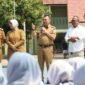 Abdul Harris Bobihoe menyampaikan arahan di hadapan para siswa baru saat membuka kegiatan Masa Pengenalan Lingkungan Sekolah di SMAN 10 Bekasi