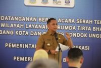 Pemerintah Kabupaten Bekasi memberikan sambutan pada acara penandatanganan Berita Acara Serah Terima aset dan wilayah layanan Perumda Tirta Bhagasasi Cabang Kota Bekasi (Poncol) dan Cabang Pondok Ungu 