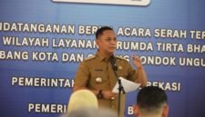 Pemerintah Kabupaten Bekasi memberikan sambutan pada acara penandatanganan Berita Acara Serah Terima aset dan wilayah layanan Perumda Tirta Bhagasasi Cabang Kota Bekasi (Poncol) dan Cabang Pondok Ungu