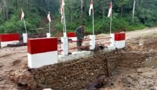 Personel TNI meninjau kondisi jembatan dan tanggul yang terdampak banjir di Kecamatan Tukka, Kabupaten Tapanuli Tengah, Sumatera Utara.