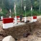 Personel TNI meninjau kondisi jembatan dan tanggul yang terdampak banjir di Kecamatan Tukka, Kabupaten Tapanuli Tengah, Sumatera Utara.