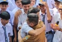 Gubernur Banten menerima pelukan dari siswa kelas X SMK PGRI Pandeglang, saat meninjau pelaksanaan Program Sekolah Gratis di Pandeglang, Senin (20/7/2026)