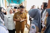 Gubernur Andra Soni berinteraksi langsung dengan siswi SMK Nurul Huda Baros