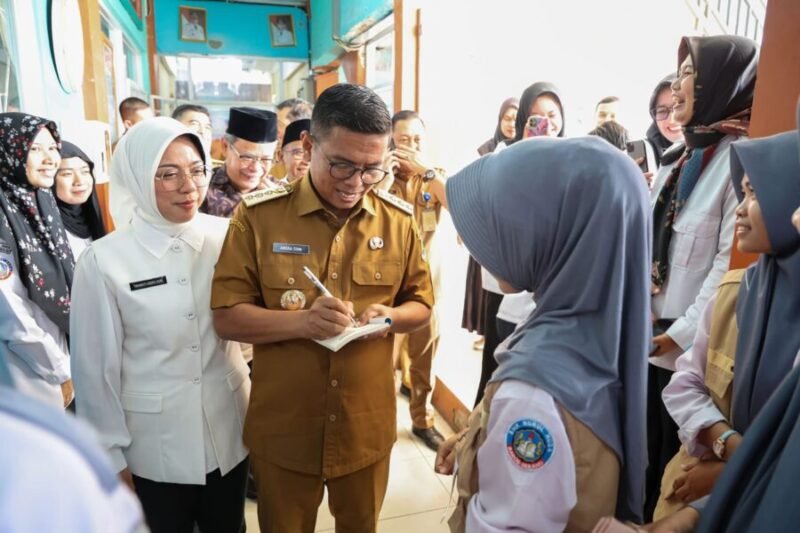 Gubernur Andra Soni berinteraksi langsung dengan siswi SMK Nurul Huda Baros