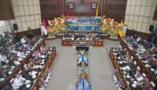 Menteri Koordinator Bidang Infrastruktur dan Pembangunan Kewilayahan memimpin Rapat Koordinasi Tingkat Menteri Pengembangan Wilayah Bali yang dihadiri Menteri Ekonomi Kreatif di Wiswa Sabha Utama, Denpasar, Bali