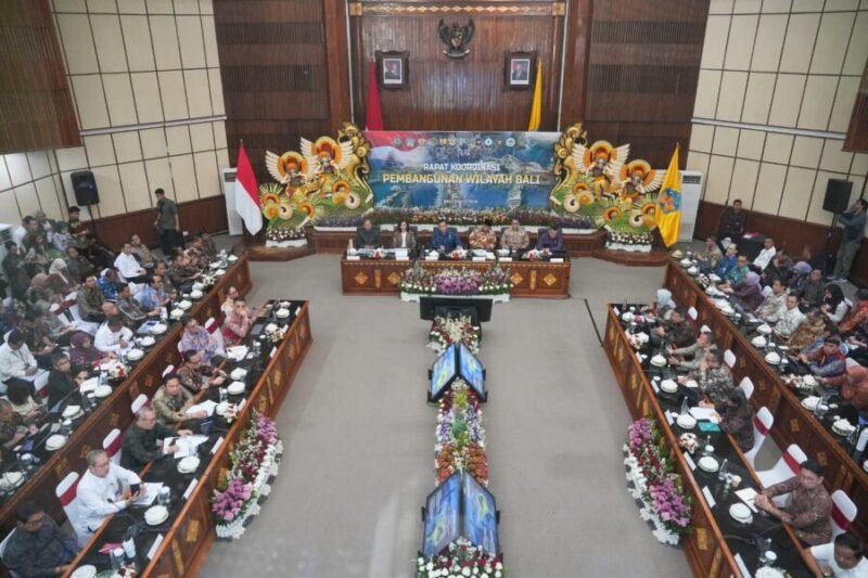Menteri Koordinator Bidang Infrastruktur dan Pembangunan Kewilayahan memimpin Rapat Koordinasi Tingkat Menteri Pengembangan Wilayah Bali yang dihadiri Menteri Ekonomi Kreatif di Wiswa Sabha Utama, Denpasar, Bali
