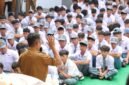 Para siswa mendengarkan dengan seksama penyampaian pesan dari Gubernur
