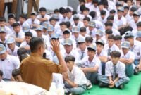 Para siswa mendengarkan dengan seksama penyampaian pesan dari Gubernur