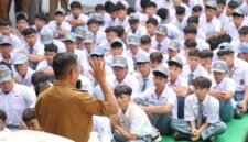 Para siswa mendengarkan dengan seksama penyampaian pesan dari Gubernur