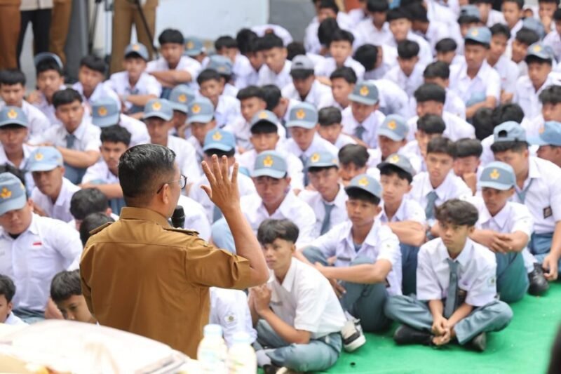 Para siswa mendengarkan dengan seksama penyampaian pesan dari Gubernur