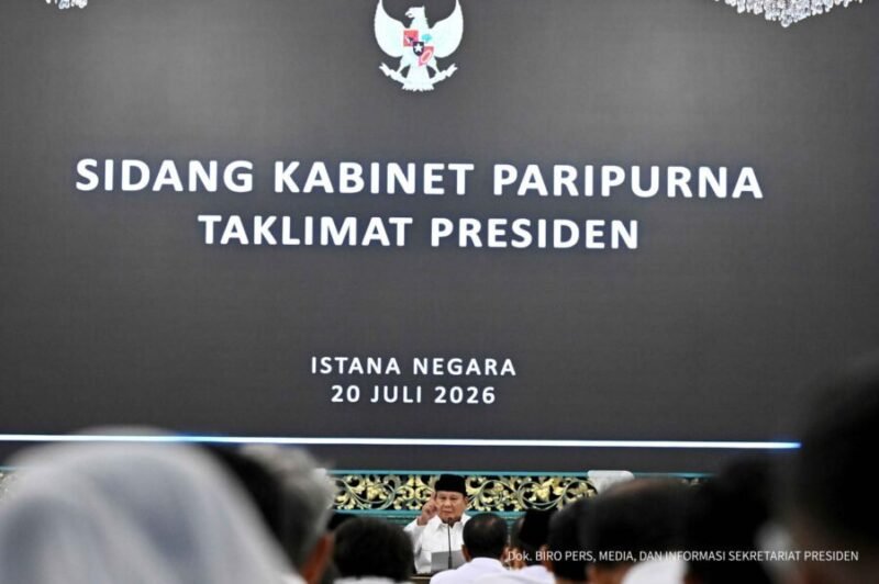 Presiden Prabowo Subianto memberikan arahan dalam Sidang Kabinet Paripurna yang dihadiri jajaran Kabinet Merah Putih di Istana Negara, Jakarta

