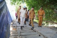 Gubernur Banten meninjau progres pembangunan Jembatan Piano di Desa Mekarsari, Kecamatan Carenang, Kabupaten Serang, Selasa (21/7/2026)