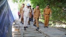 Gubernur Banten meninjau progres pembangunan Jembatan Piano di Desa Mekarsari, Kecamatan Carenang, Kabupaten Serang, Selasa (21/7/2026)