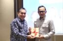 Wamendagri Menerima Souvenir dalam acara Advanced Leadership Programme (ALDP) 2026