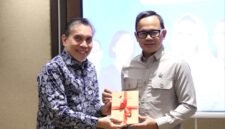 Wamendagri Menerima Souvenir dalam acara Advanced Leadership Programme (ALDP) 2026