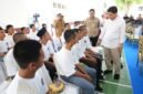 Wakil Gubernur (Wagub) Banten Achmad Dimyati Natakusuma berdialog dengan anak-anak binaan.