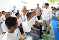 Wakil Gubernur (Wagub) Banten Achmad Dimyati Natakusuma berdialog dengan anak-anak binaan.
