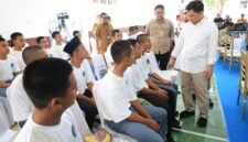 Wakil Gubernur (Wagub) Banten Achmad Dimyati Natakusuma berdialog dengan anak-anak binaan.