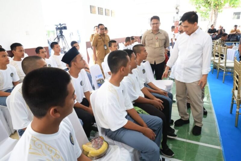 Wakil Gubernur (Wagub) Banten Achmad Dimyati Natakusuma berdialog dengan anak-anak binaan.