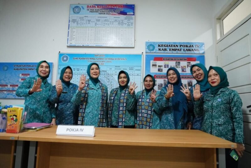 Ketua TP PKK Provinsi Sumatera Selatan foto bersama jajaran Pokja IV TP PKK Kabupaten Empat Lawang saat kunjungan kerja di Tebing Tinggi
