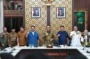 Gubernur Sumatera Selatan foto bersama Gubernur Kepulauan Bangka Belitung Sekjen DPP ABPEDNAS serta jajaran terkait usai pertemuan di Griya Agung, Palembang