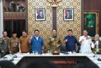 Gubernur Sumatera Selatan foto bersama Gubernur Kepulauan Bangka Belitung Sekjen DPP ABPEDNAS serta jajaran terkait usai pertemuan di Griya Agung, Palembang