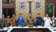 Gubernur Sumatera Selatan foto bersama Gubernur Kepulauan Bangka Belitung Sekjen DPP ABPEDNAS serta jajaran terkait usai pertemuan di Griya Agung, Palembang