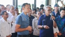 Menteri Koordinator Bidang Infrastruktur dan Pembangunan Kewilayahan mendengarkan pemaparan mengenai pengembangan Bali Maritime Tourism Hub (BMTH) saat meninjau Pelabuhan Benoa, Denpasar, Bali