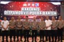 Kapolda Banten foto bersama Pejabat Utama Polda, narasumber, dan peserta usai membuka Rapat Kerja Teknis (Rakernis) Ditpamobvit Polda Banten Tahun Anggaran 2026 di Hotel Aston Serang