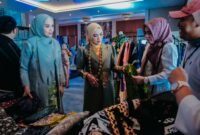 Ketua Dekranasda Provinsi Lampung meninjau produk wastra dan kriya unggulan pada pameran LIFMove 2026 di Hotel Radisson, Bandar Lampung, Rabu (22/7/2026)