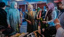 Ketua Dekranasda Provinsi Lampung meninjau produk wastra dan kriya unggulan pada pameran LIFMove 2026 di Hotel Radisson, Bandar Lampung, Rabu (22/7/2026)