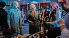 Ketua Dekranasda Provinsi Lampung meninjau produk wastra dan kriya unggulan pada pameran LIFMove 2026 di Hotel Radisson, Bandar Lampung, Rabu (22/7/2026)