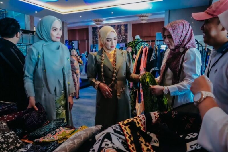 Ketua Dekranasda Provinsi Lampung meninjau produk wastra dan kriya unggulan pada pameran LIFMove 2026 di Hotel Radisson, Bandar Lampung, Rabu (22/7/2026)