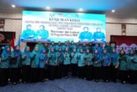 Ketua TP PKK Provinsi Sumatera Selatan foto bersama Ketua TP PKK Kota Lubuk Linggau dan jajaran pengurus PKK di Kota Lubuk Linggau