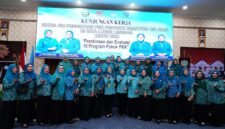 Ketua TP PKK Provinsi Sumatera Selatan foto bersama Ketua TP PKK Kota Lubuk Linggau dan jajaran pengurus PKK di Kota Lubuk Linggau