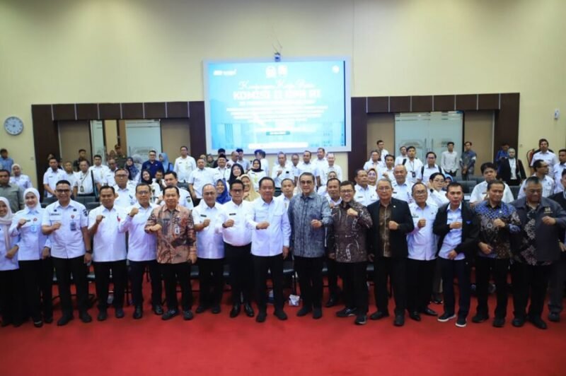 Wakil Gubernur Sumatera Selatan dan Ketua Tim Kunjungan Kerja Reses Komisi II DPR RI melakukan foto bersama anggota Komisi II DPR RI serta jajaran pejabat Pemprov Sumsel di Auditorium Grha Bina Praja, Palembang