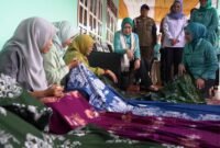 Ketua TP PKK Provinsi Sumsel bersama Ketua TP PKK Lubuk Linggau memperhatikan perajin yang sedang membatik saat berkunjung ke Kampung Batik Madani, Kota Lubuk Linggau