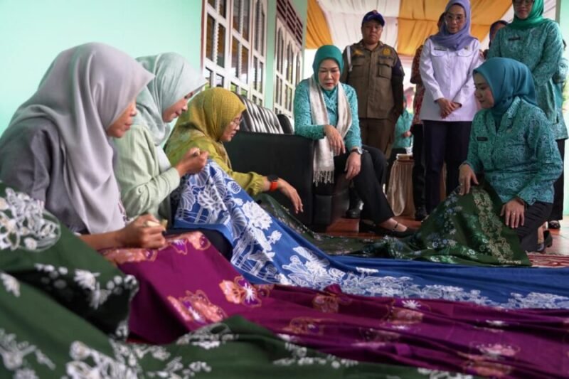 Ketua TP PKK Provinsi Sumsel bersama Ketua TP PKK Lubuk Linggau memperhatikan perajin yang sedang membatik saat berkunjung ke Kampung Batik Madani, Kota Lubuk Linggau
