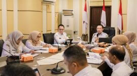 Sekdaprov Lampung memimpin Rapat Evaluasi Retribusi Daerah Semester I Tahun 2026 di Ruang Rapat Sakai Sambayan, Kantor Gubernur Lampung, Rabu (22/7/2026)