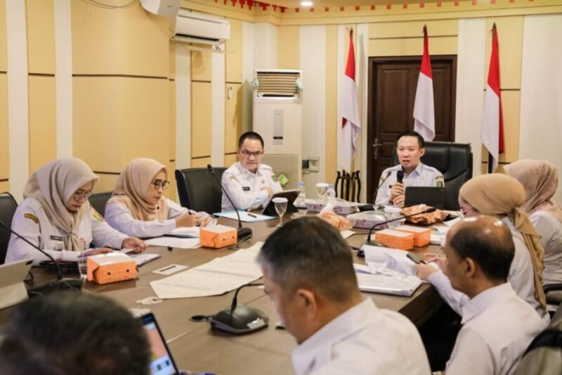 Sekdaprov Lampung memimpin Rapat Evaluasi Retribusi Daerah Semester I Tahun 2026 di Ruang Rapat Sakai Sambayan, Kantor Gubernur Lampung, Rabu (22/7/2026)