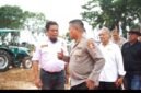 AKRAB_Komjen Polisi Karyoto berbincang hangat dengan tokoh masyarakat Desa Sukamulya H Mulyadi yang didampingi Ketua Koperasi Bareng Bareng Sugi, Warsim (baju hitam) saat penanaman Jagung di Indramayu