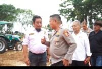 AKRAB_Komjen Polisi Karyoto berbincang hangat dengan tokoh masyarakat Desa Sukamulya H Mulyadi yang didampingi Ketua Koperasi Bareng Bareng Sugi, Warsim (baju hitam) saat penanaman Jagung di Indramayu