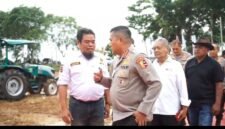 AKRAB_Komjen Polisi Karyoto berbincang hangat dengan tokoh masyarakat Desa Sukamulya H Mulyadi yang didampingi Ketua Koperasi Bareng Bareng Sugi, Warsim (baju hitam) saat penanaman Jagung di Indramayu
