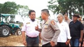 AKRAB_Komjen Polisi Karyoto berbincang hangat dengan tokoh masyarakat Desa Sukamulya H Mulyadi yang didampingi Ketua Koperasi Bareng Bareng Sugi, Warsim (baju hitam) saat penanaman Jagung di Indramayu