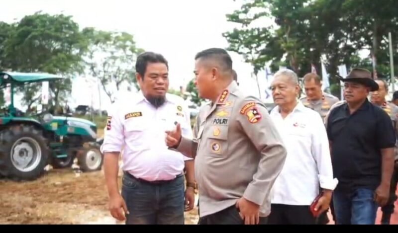 AKRAB_Komjen Polisi Karyoto berbincang hangat dengan tokoh masyarakat Desa Sukamulya H Mulyadi yang didampingi Ketua Koperasi Bareng Bareng Sugi, Warsim (baju hitam) saat penanaman Jagung di Indramayu